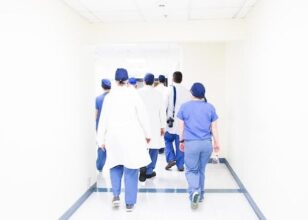 4 Ways to Advance Your Nursing Career